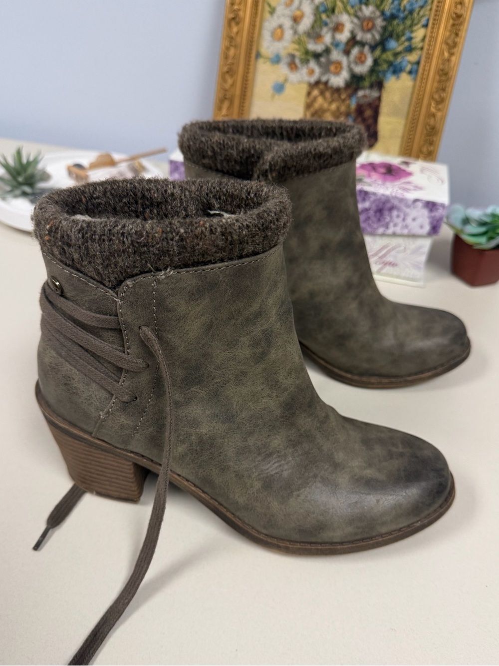 ROXY 7.5 Dakota Green Gray Sherpa Sweater Trim Faux Leather Lace Heel Booties